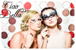 Twee vrouwen in een photobooth met Ciao bella erbij